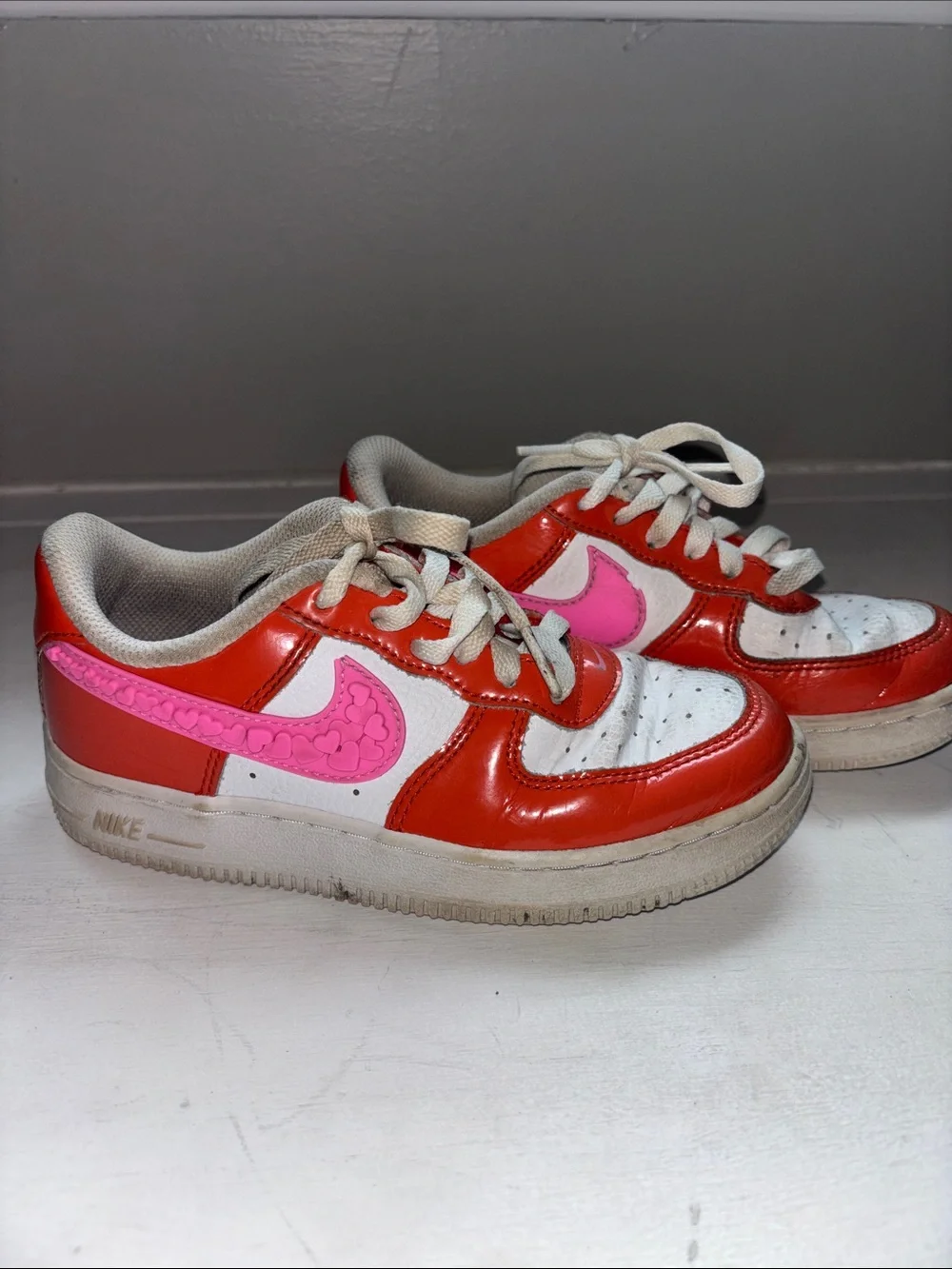 Nike Kids Low-Top Sneakers in Coral Red and Pink